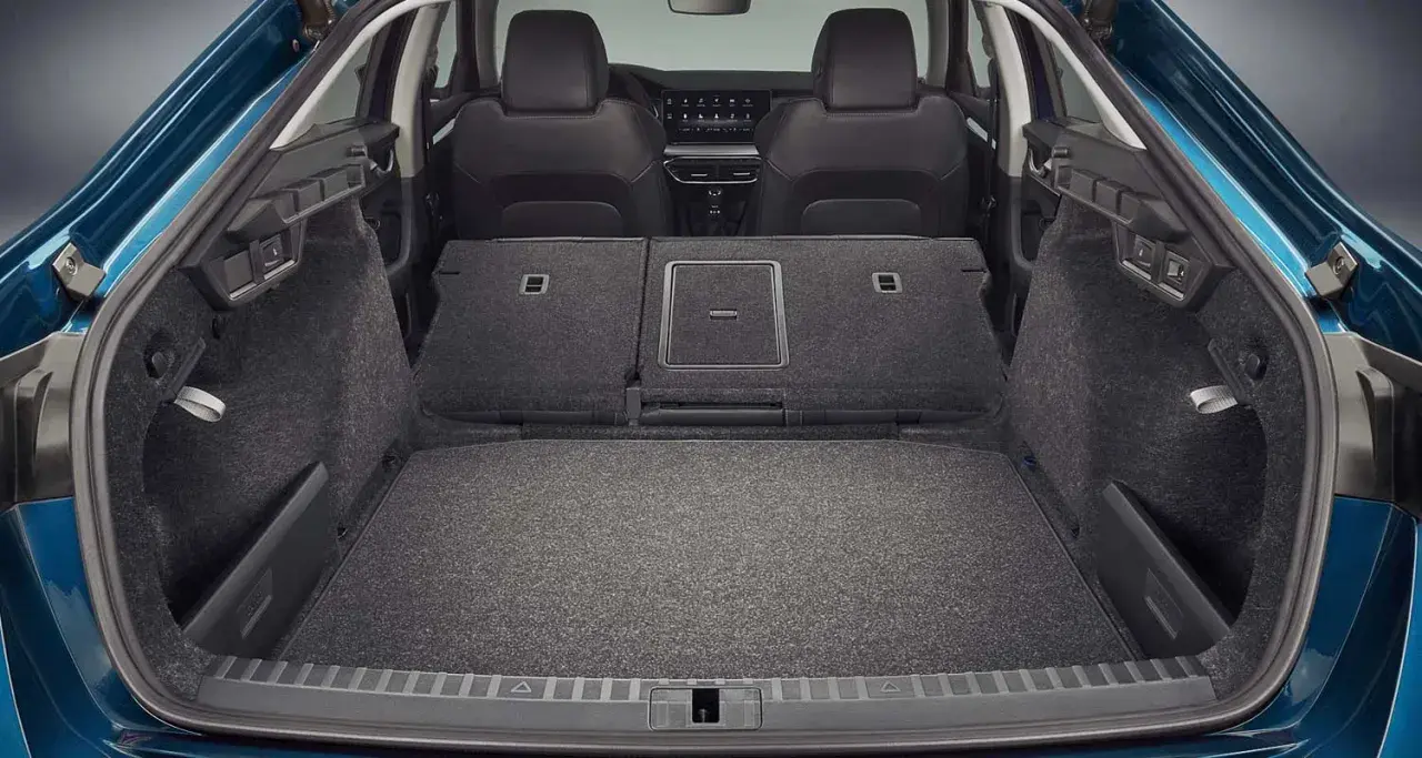 Maletero Skoda Octavia vacío y listo para cargar. Amplio espacio para equipaje, con asientos traseros abatibles para mayor versatilidad.