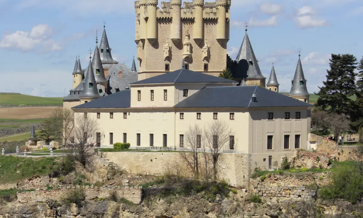 Castillo de Segovia, ideal para una aventura de segovia con niños. Torres cónicas y un palacio histórico.