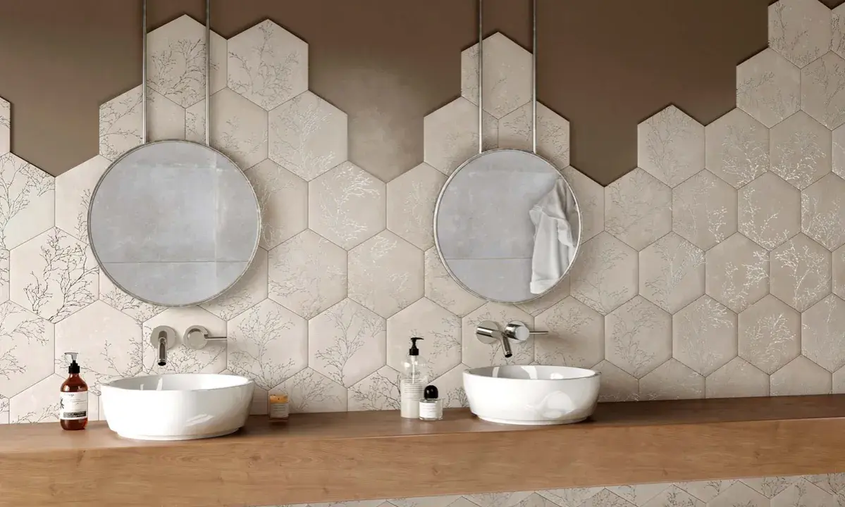 Elegantes combinaciones de azulejos para baños con diseño hexagonal y motivos de ramas plateadas.