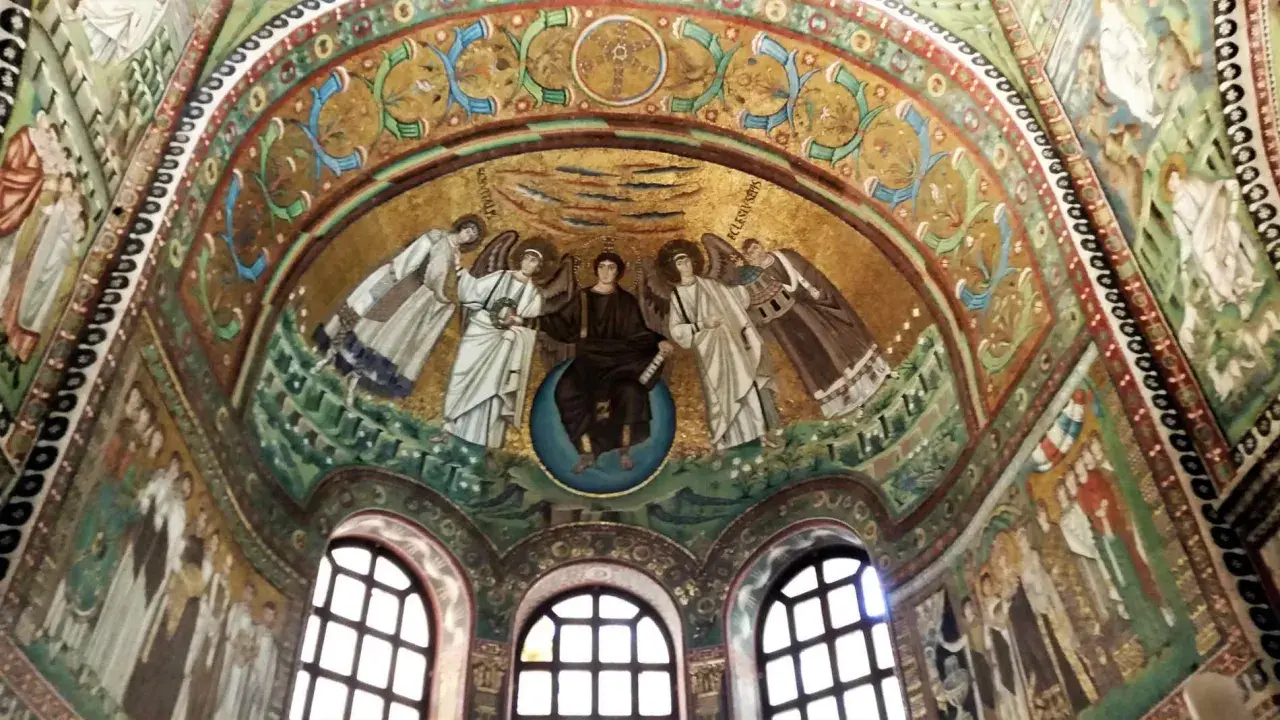 Mosaico bizantino con Cristo tra angeli, un capolavoro da vedere a Ravenna e dintorni.