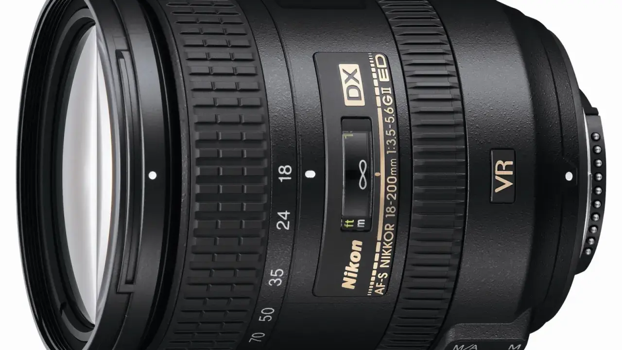 Obiektyw Nikon DX 18-200mm f/3.5-5.6G ED VR, idealny do aparatów Nikon APS C, z możliwością zoomu i stabilizacją obrazu.