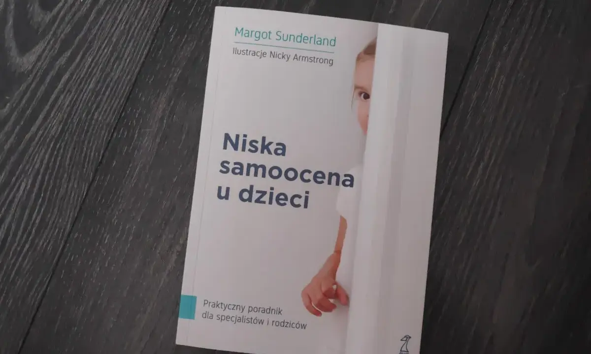 Książka "Niska samoocena u dzieci" Margot Sunderland. Na okładce fragment twarzy dziecka ukrywającego się za białą zasłoną.