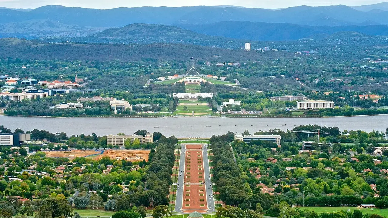Widok na stolicę Australii, Canberrę, z Parlamentem i jeziorem.
