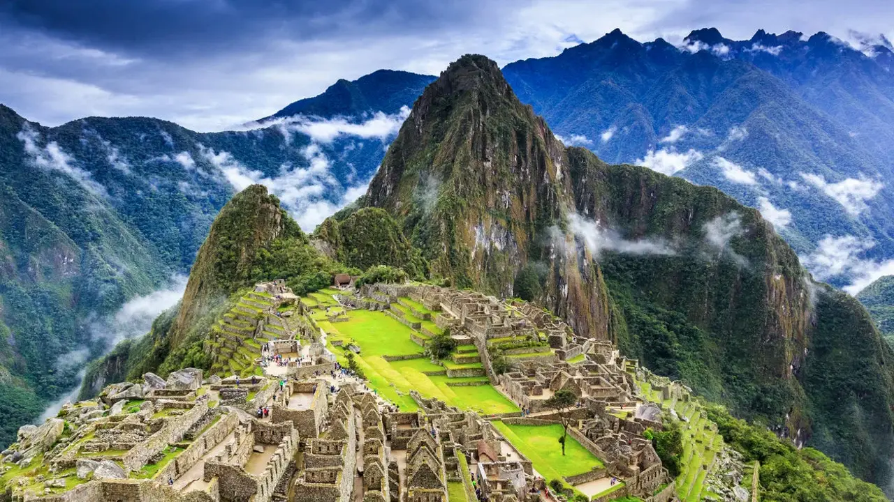 Ruinas incas de Machu Picchu, un sitio arqueológico en los Andes peruanos, que narra la historia de una civilización perdida.