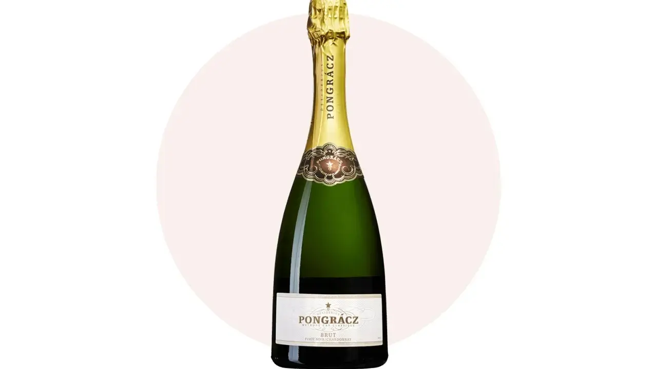 En flaska Pongrácz Brut, en torr champagneliknande dryck. Brut betyder torr, med lite socker.