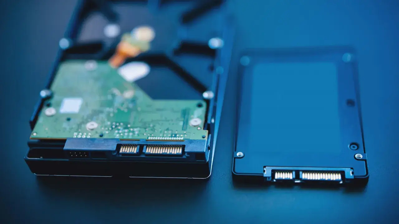 Dwa dyski do laptopa: tradycyjny HDD i nowoczesny SSD.