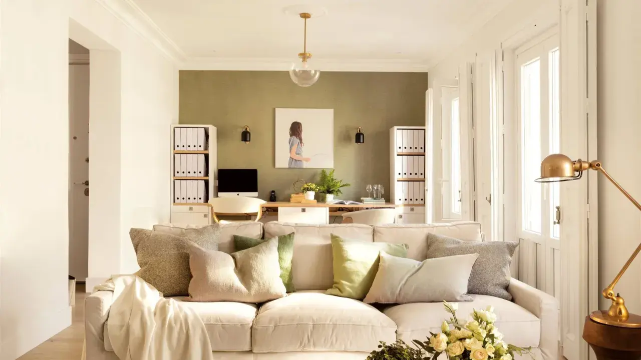 Ideas pintar salón en dos colores: pared verde texturizada y paredes blancas luminosas. Sofá beige, mesa de centro rústica, plantas y arte.