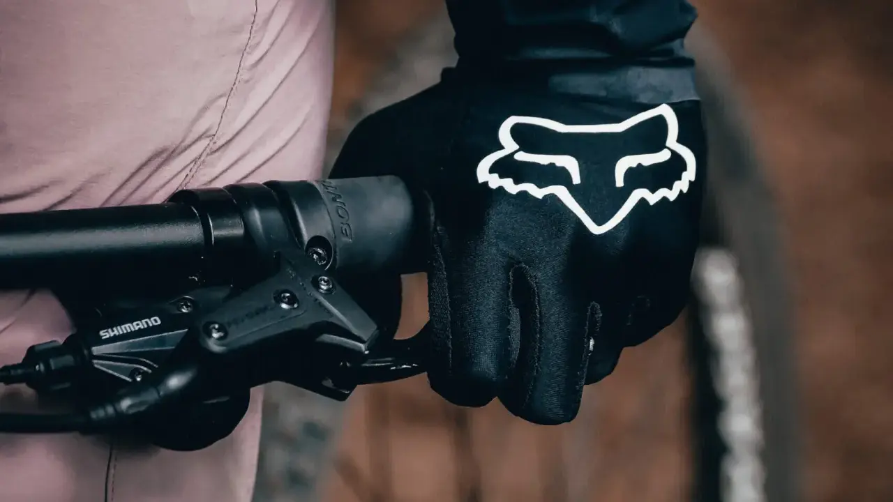 Rękawiczki rowerowe Fox z białym logo lisa na czarnym tle. Idealne pytanie: jakie rękawiczki na rower wybrać?