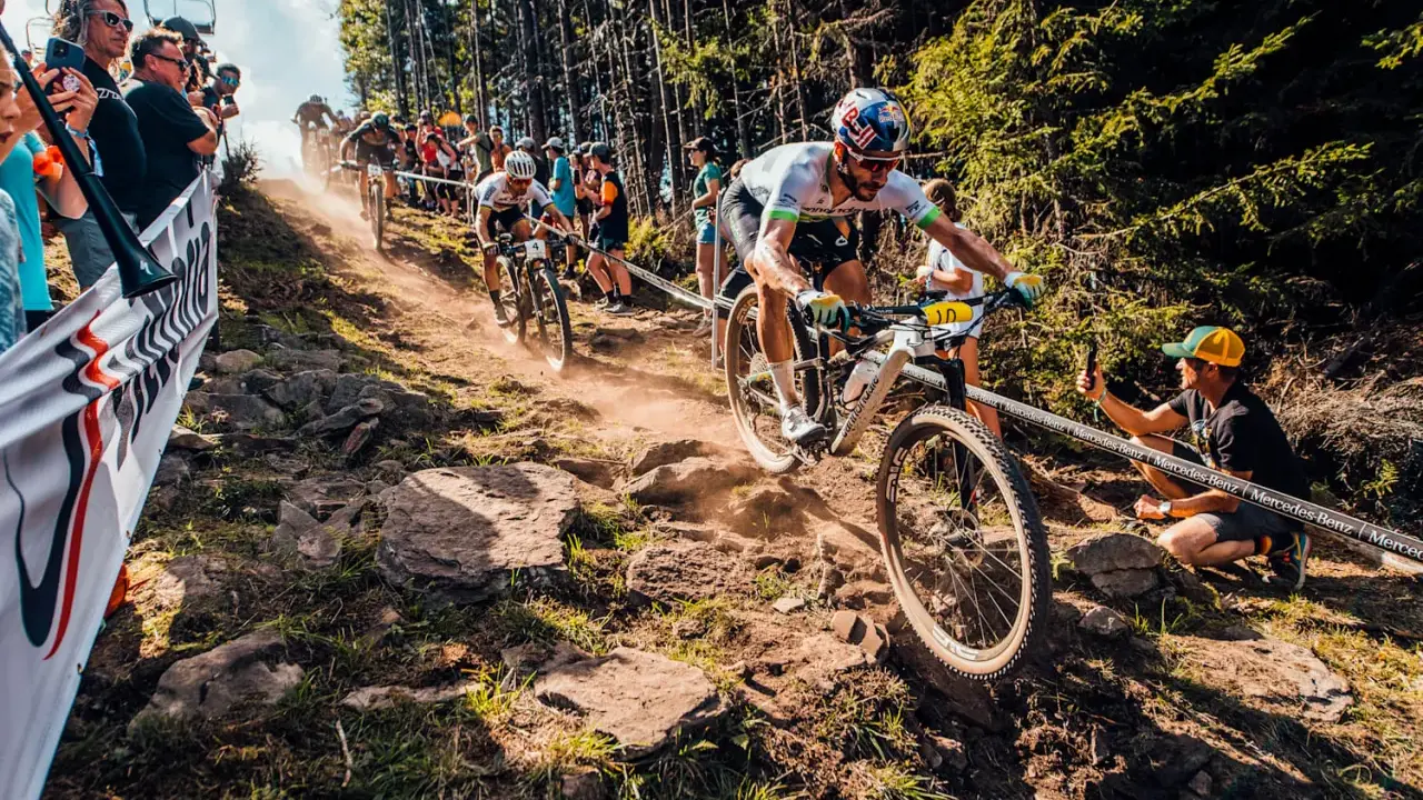 Wyścig mtb xc to adrenalina na kamienistym zjeździe. Kolarze walczą o każdy metr, a widzowie kibicują.