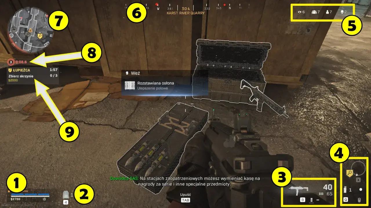 Gracz w Call of Duty Warzone zbiera łupy, celując w skrzynię z ulepszeniem polowym. W tle widać otwartą skrzynię z bronią.