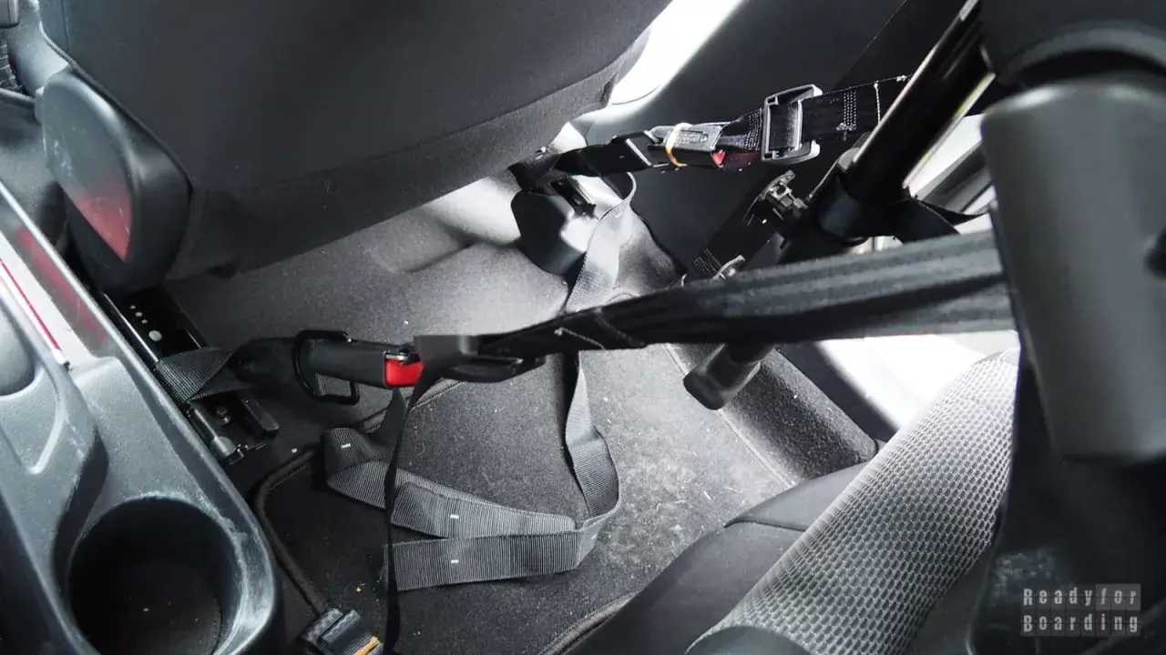 Widok na pasy bezpieczeństwa i mocowanie isofix w aucie. Gotowi na podróż!