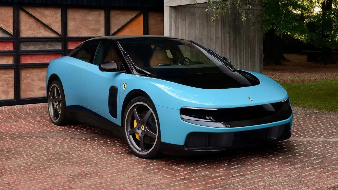 Ein hellblauer Ferrari mit schwarzem Dach und Felgen steht auf einem roten Ziegelstein-Muster. Neue Ferrari-Nachrichten über dieses Modell sind heiß begehrt.