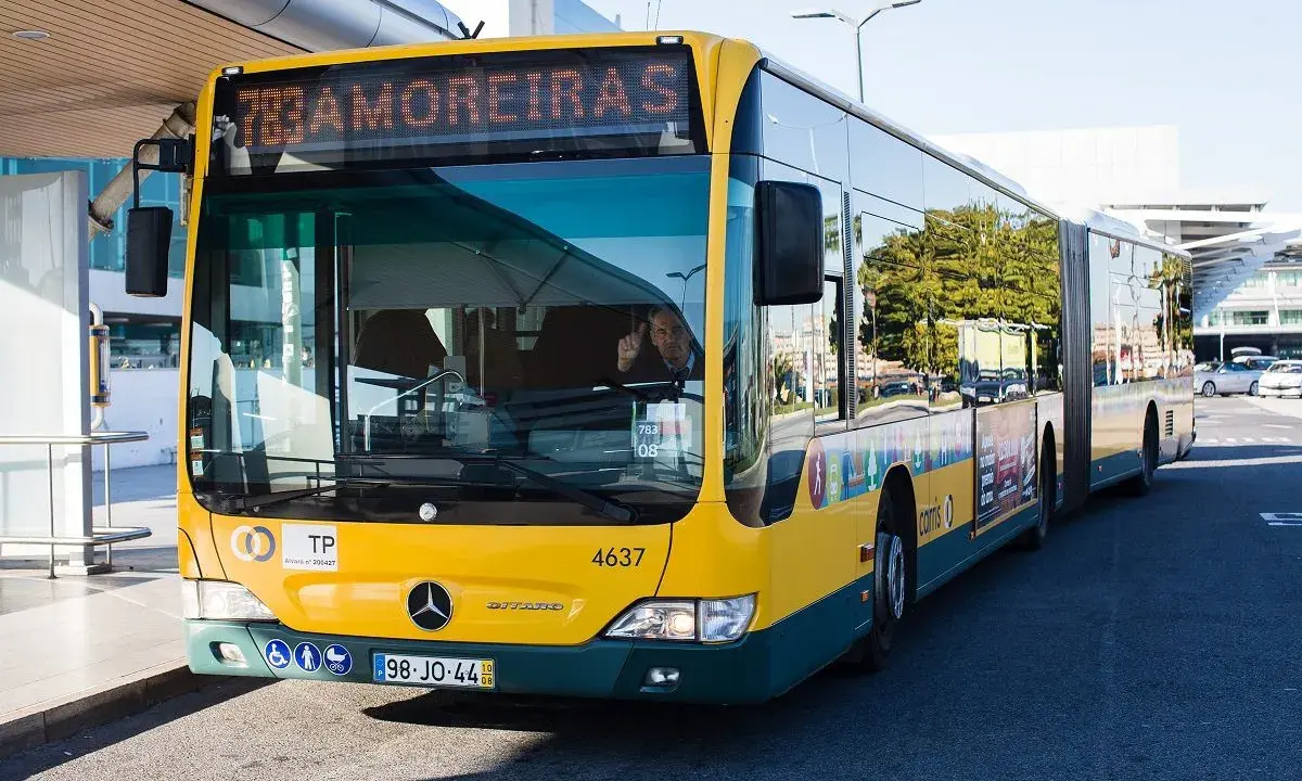 Gelber Flughafenbus am Lissabon Flughafen, bereit für die Fahrt in die Innenstadt.
