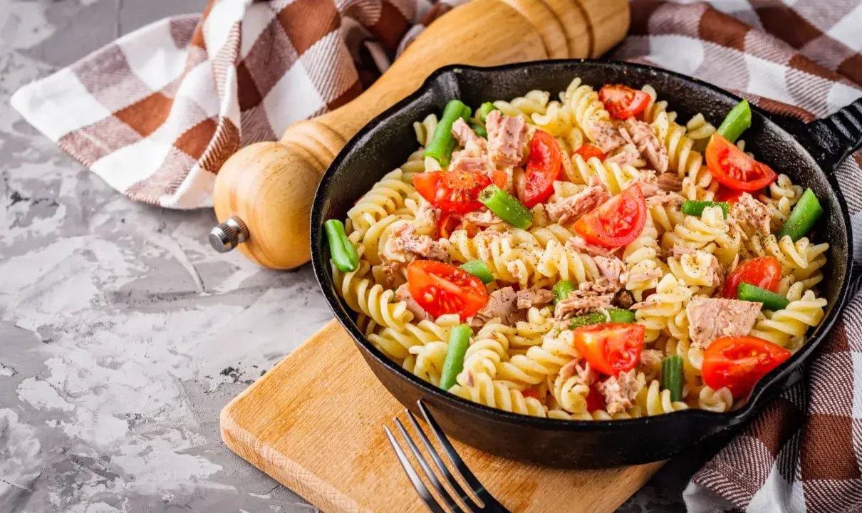 Obiad z niczego: makaron fusilli z tuńczykiem, pomidorkami i fasolką szparagową w patelni.