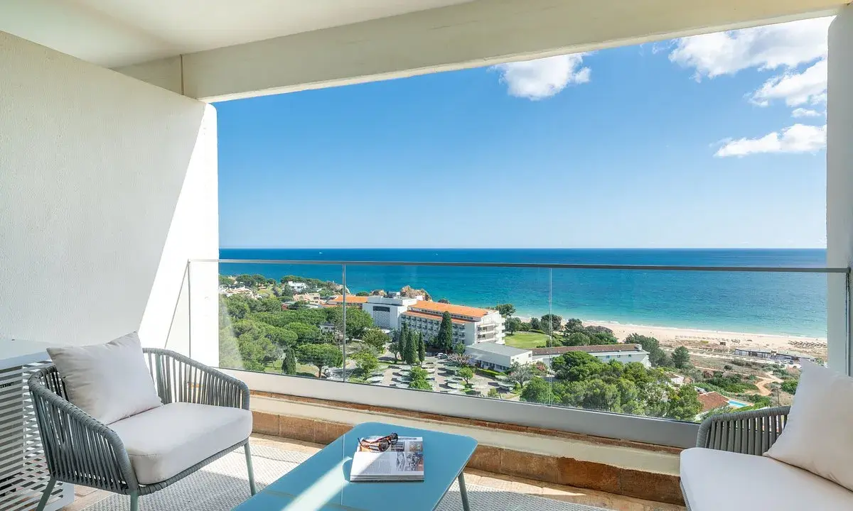 Balkon mit Meerblick in Portugal. Hier finden Sie außergewöhnliche Unterkünfte mit entspannter Atmosphäre und atemberaubender Aussicht.