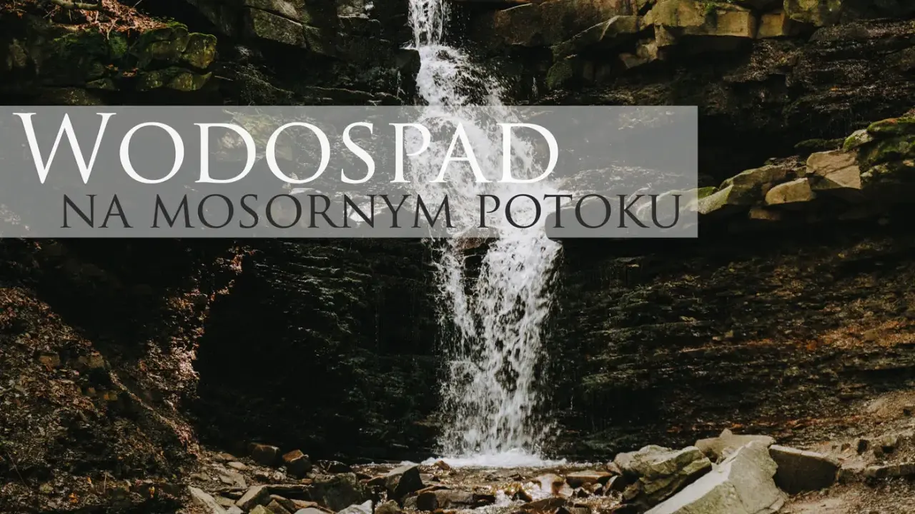 Wodospad na Mosornym Potoku, kaskada wody spływająca po skalistym zboczu w otoczeniu zieleni.