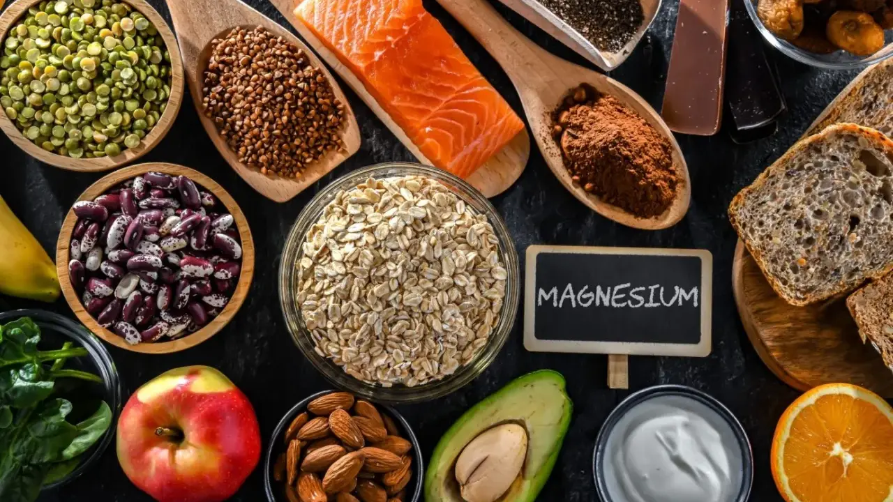 Magnesium-reiche Lebensmittel wie Lachs, Haferflocken, Nüsse und dunkle Schokolade zeigen die Wirkung von Magnesium auf den Körper.