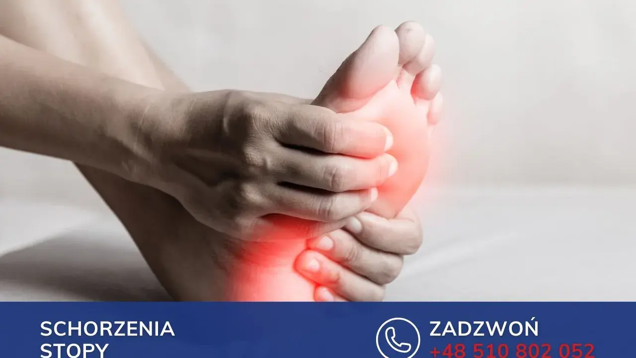 Dłoń uciska bolącą stopę, zaznaczoną czerwonymi plamami bólu.