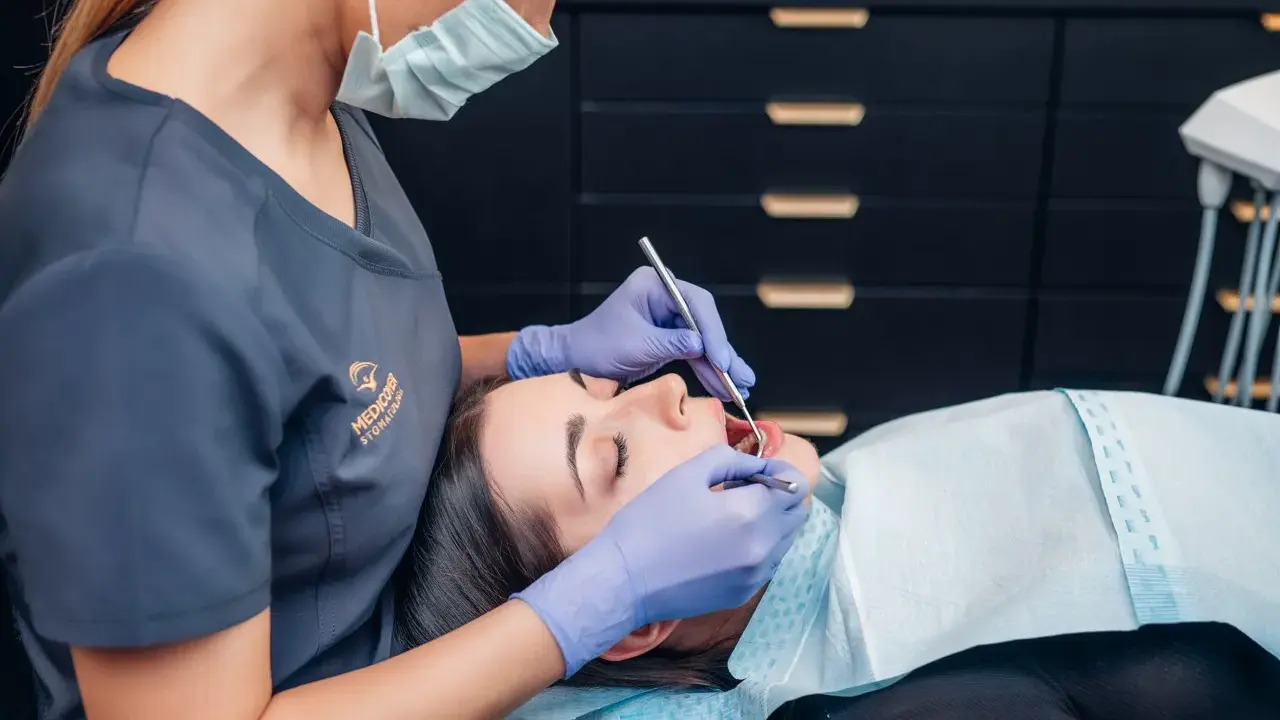 Boli i puchnie? Opuchlizna zęba: ulga w domu i wizyta u dentysty
