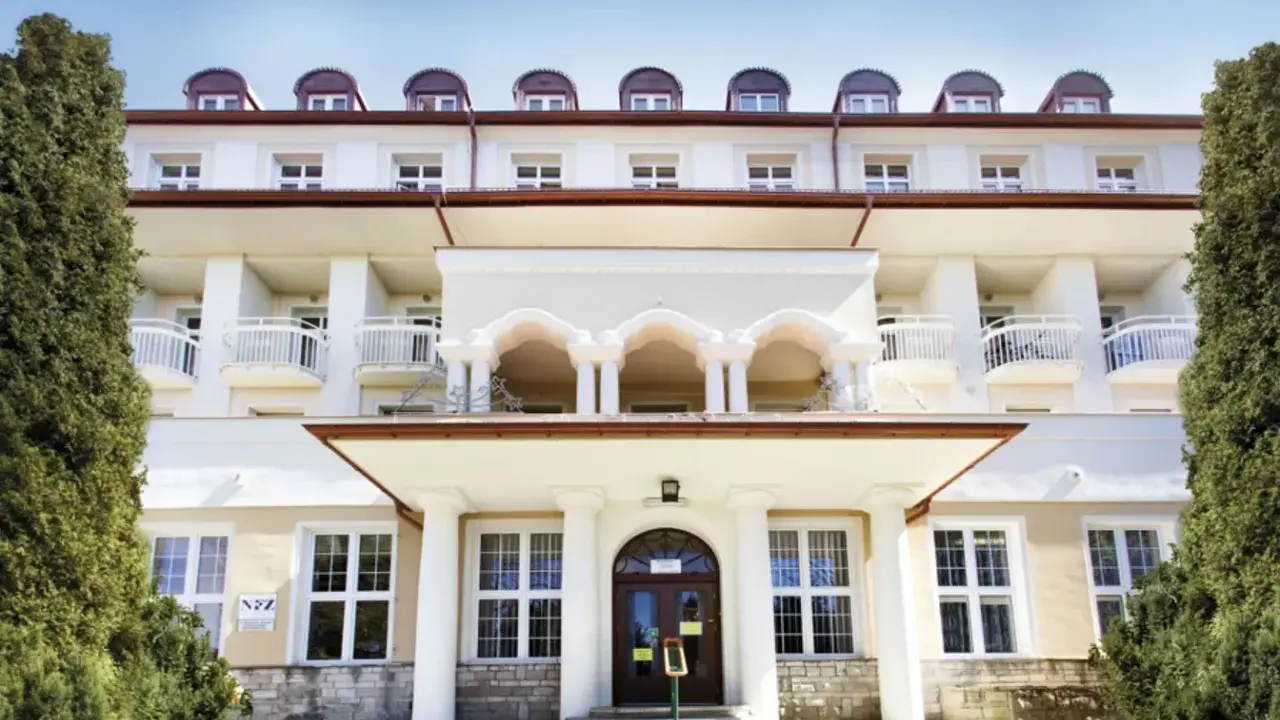 Sanatorium Jadwiga w Lądku Zdroju, z charakterystycznymi arkadami i balkonami, zaprasza na wypoczynek.