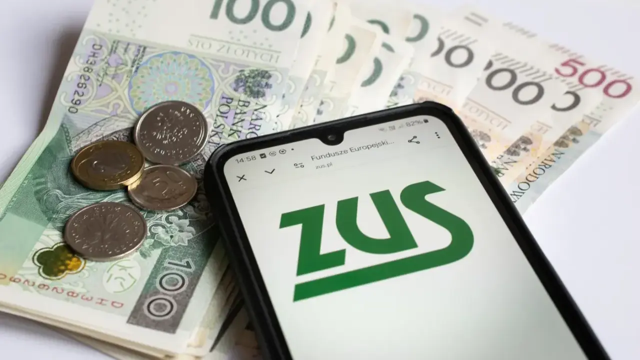 Pieniądze i telefon z logo ZUS. Sprawdź, ile płatne jest opieka nad chorym członkiem rodziny.