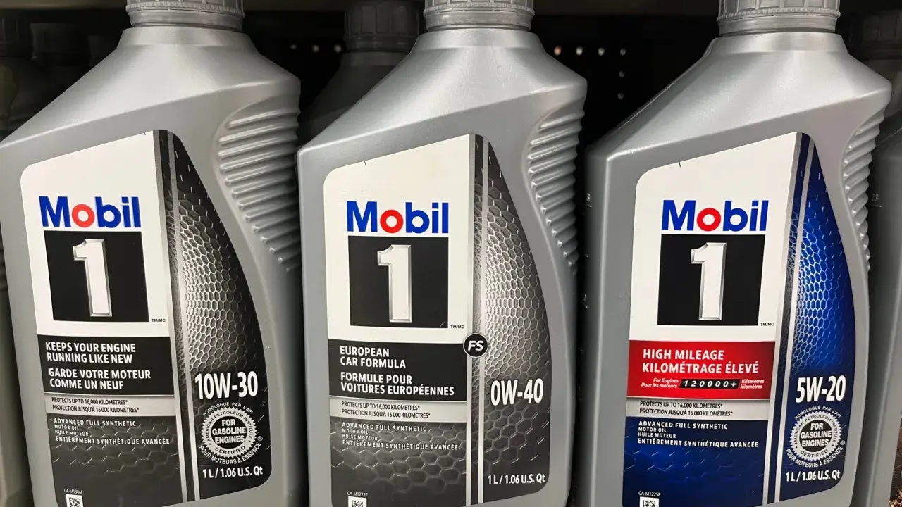 Tres botellas de aceite Mobil 1 con diferentes viscosidades: 10W-30, 0W-40 y 5W-20.