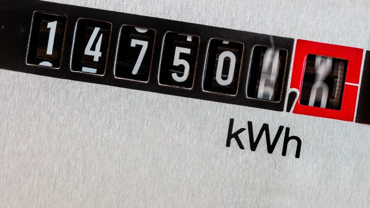 Licznik energii pokazuje 14750 kWh. To dane z licznika, które mogą być przydatne przy rozliczeniach taryfy nocnej Tauron.