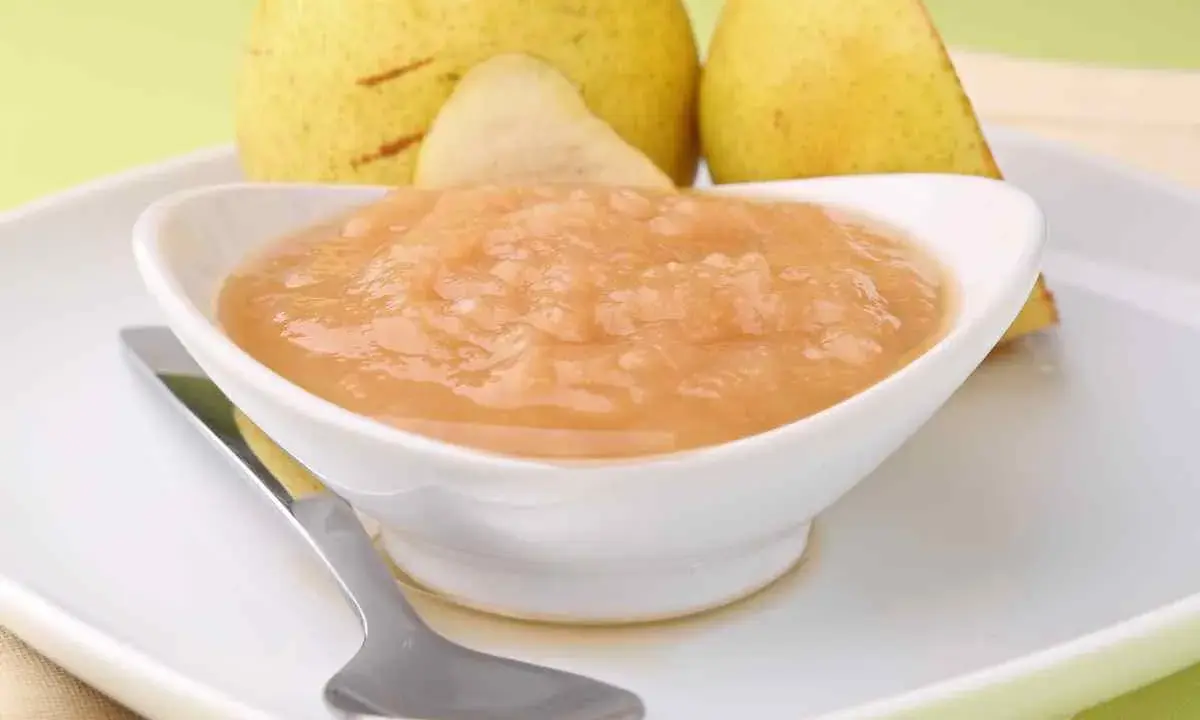 Compote de pommes maison, prête pour la conservation. Un délice fruité à déguster toute l'année.