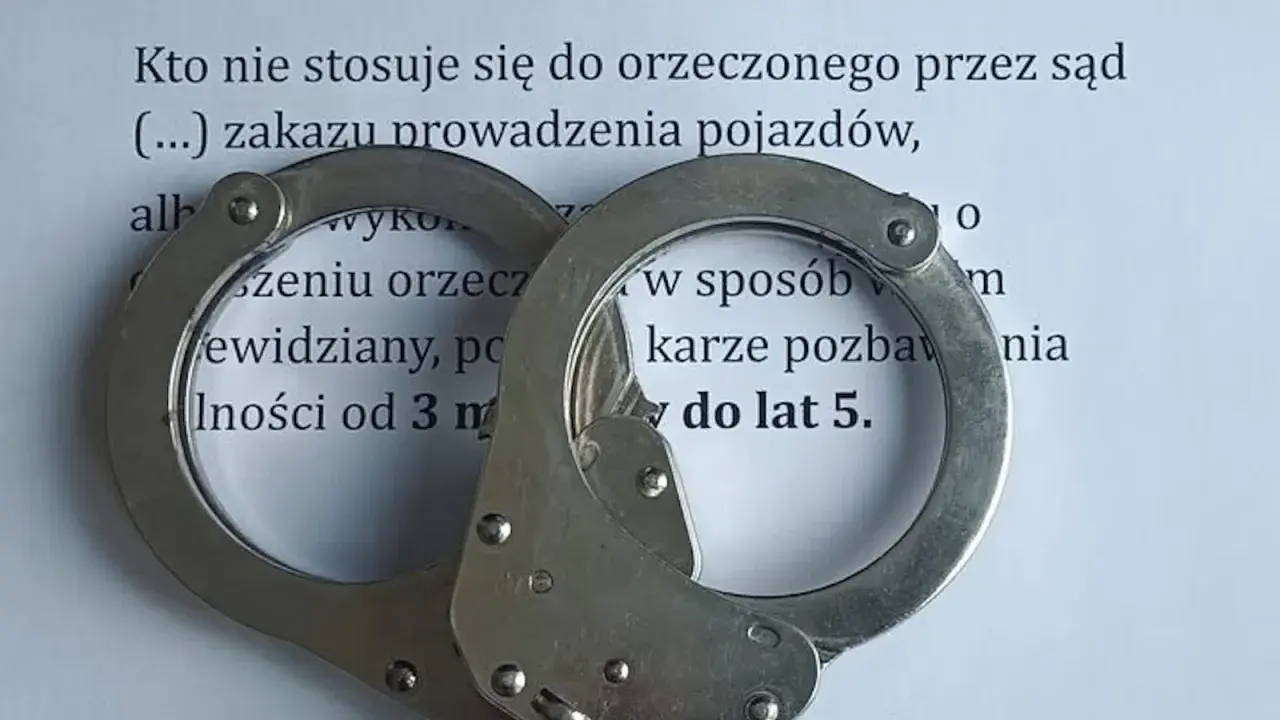 Kajdanki na dokumencie o naruszeniu zakazu sądowego, grozi za to kara pozbawienia wolności do lat 5.