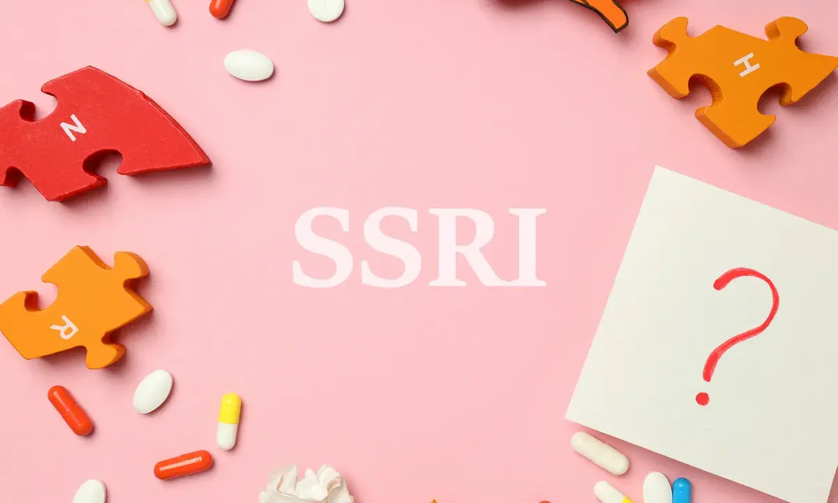 Pigułki, puzzle z literami i znak zapytania. Co to SSRI?