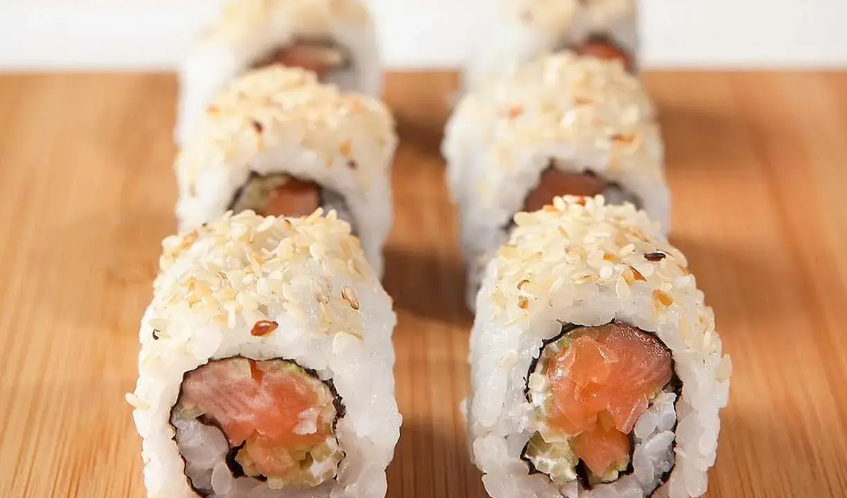 Sushirullar med lax och sesamfrön, perfekt för ett sushiris recept.