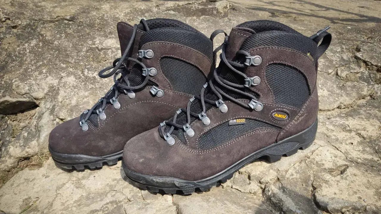 Brązowe buty trekkingowe Aku Camana Fitzroy, gotowe na górskie wyzwania.