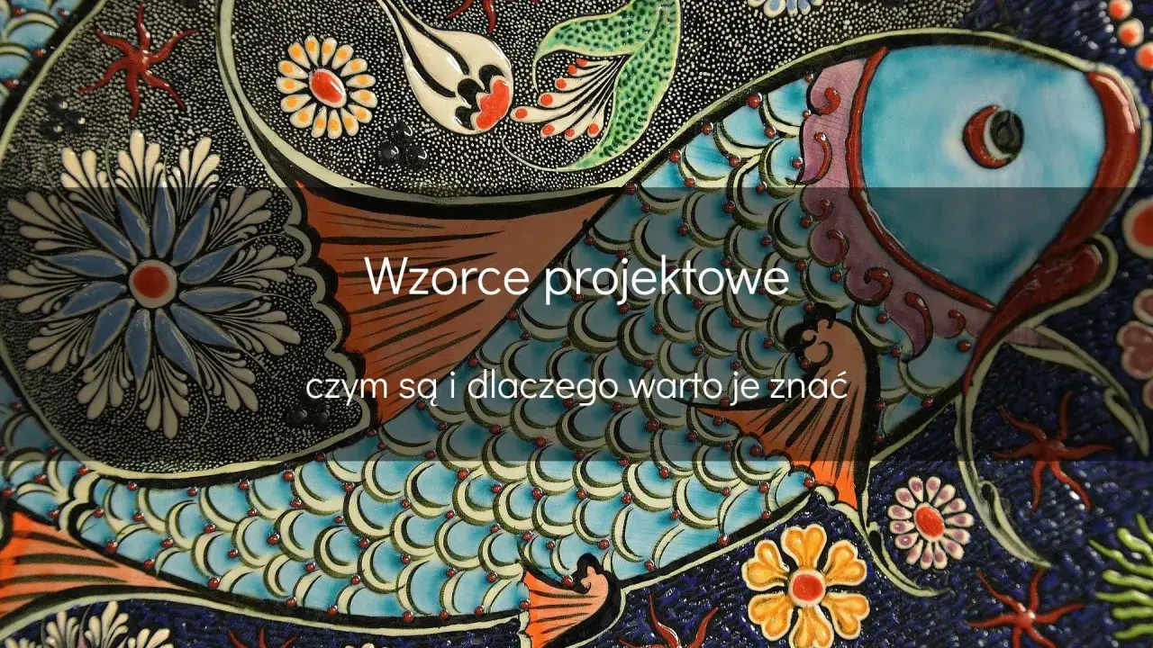 Wzorce projektowe, niczym elementy oprogramowania obiektowego wielokrotnego użytku, zdobią tę ceramiczną rybę.