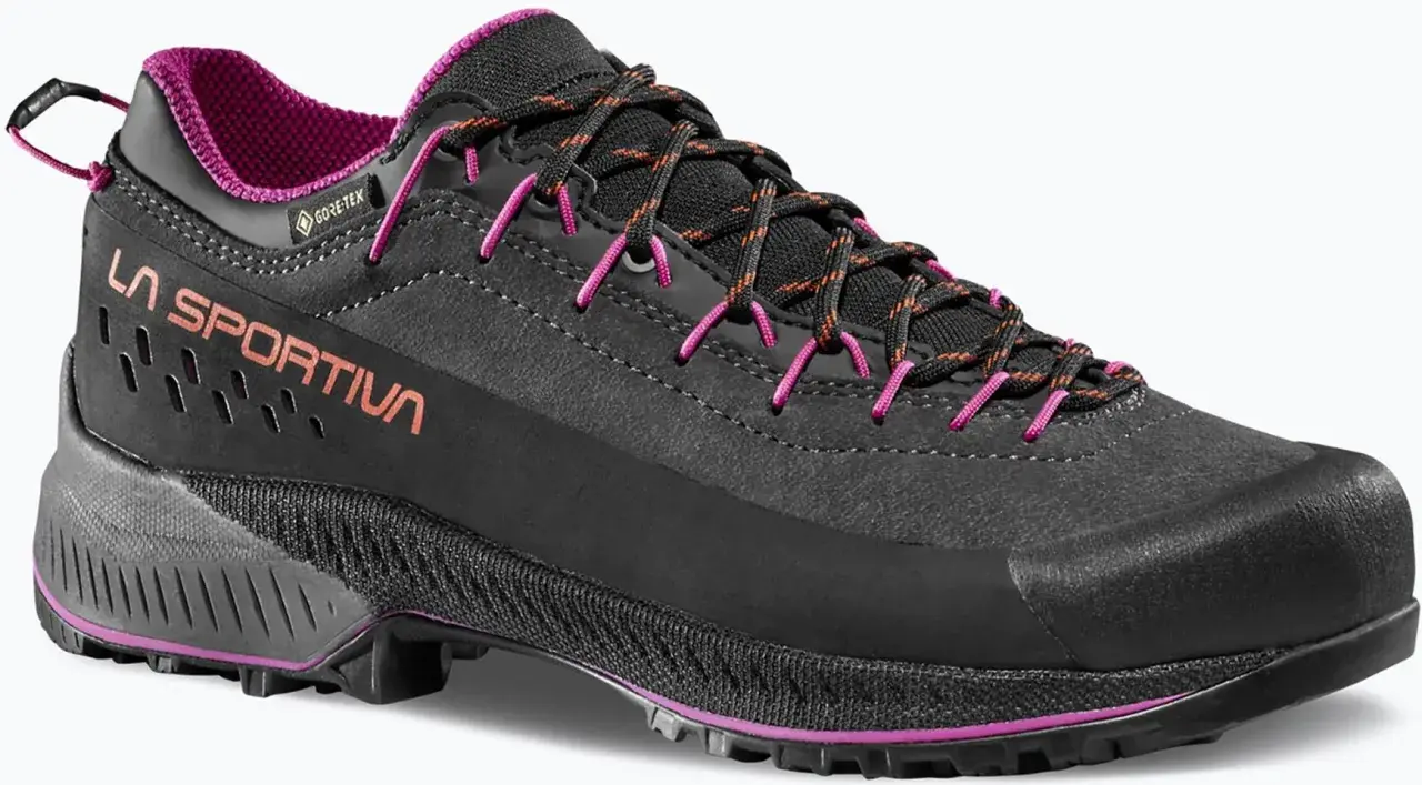 Czarny but trekkingowy La Sportiva TX4 Evo z fioletowymi akcentami i sznurówkami. Idealny na górskie wyprawy.