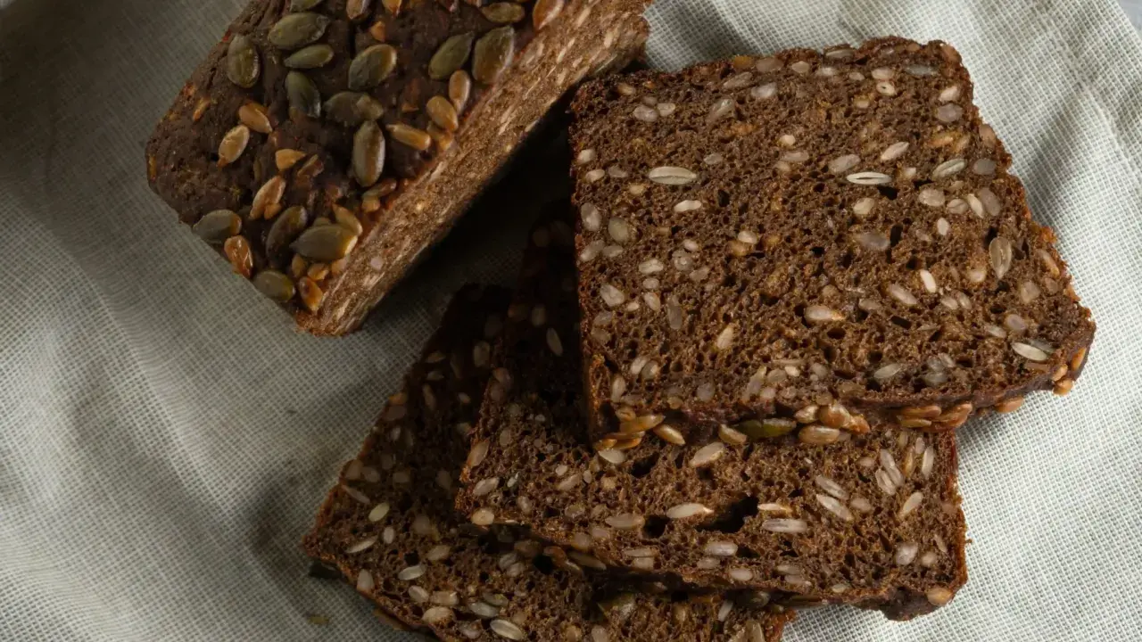 Dunkles Vollkornbrot mit vielen Kernen und Samen. Ein ideales Brot zum Abnehmen, das gut sättigt und viele Nährstoffe liefert.