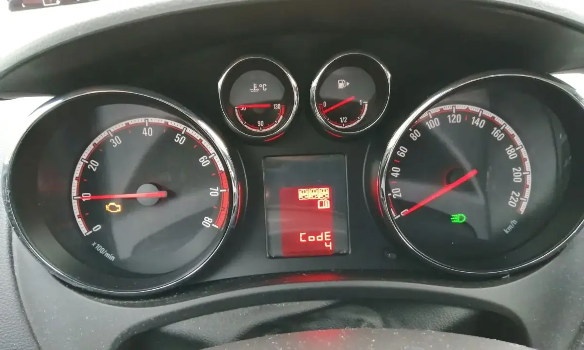 Opel Meriva, kontrolka silnika i kod 82 na wyświetlaczu. Prędkościomierz i wskaźnik paliwa.