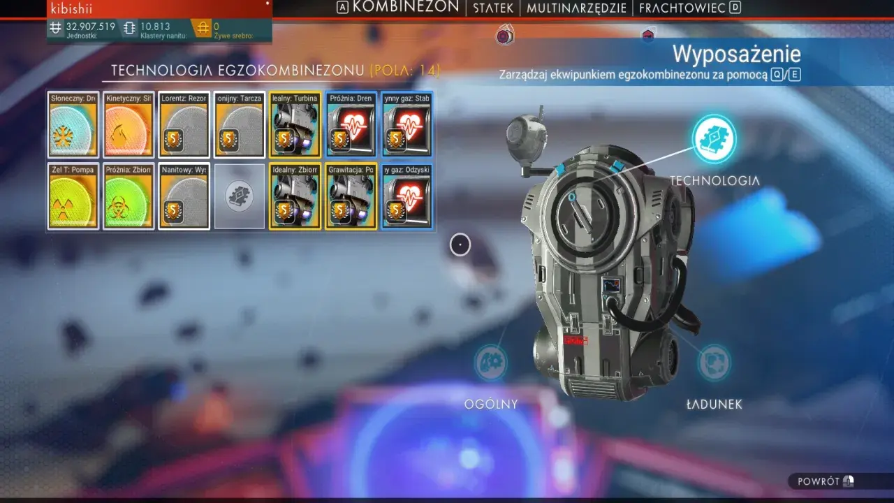 Interfejs gry No Man's Sky, pokazujący ekwipunek egzokombinezonu. Widoczne moduły technologiczne, takie jak "Kinetyczny: Siła" i "Próżnia: Dren", mogą być kluczowe dla spełnienia wymagań gry.