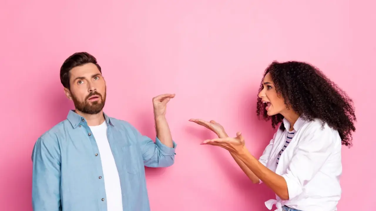 Pareja discutiendo. Ella le reclama, él no sabe qué hacer cuando tu pareja te ignora.