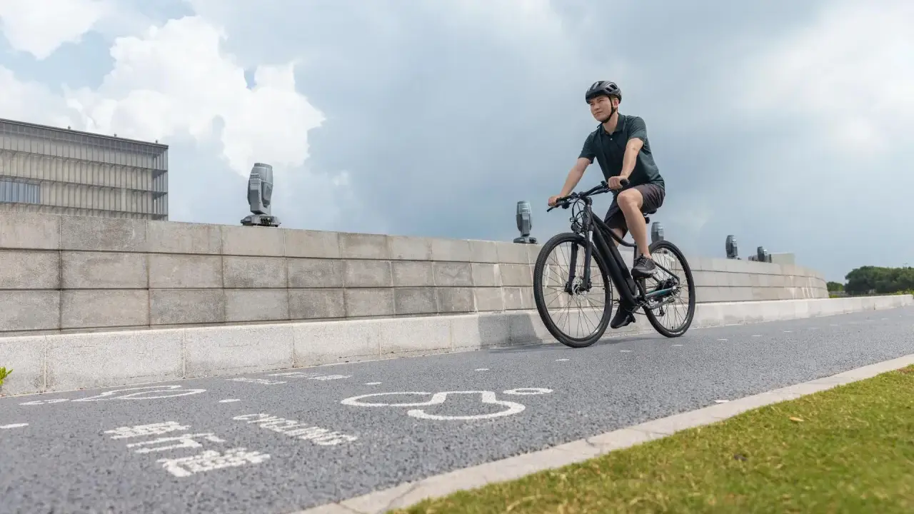 Mężczyzna na rowerze pokonuje trasę. Zastanawiasz się, ile kalorii spalisz na 18 km na rowerze?