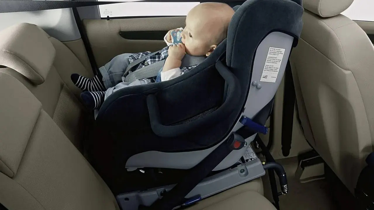 Bebé seguro en su silla de coche, listo para viajar. Aprende como llevar a un bebe en el coche correctamente.