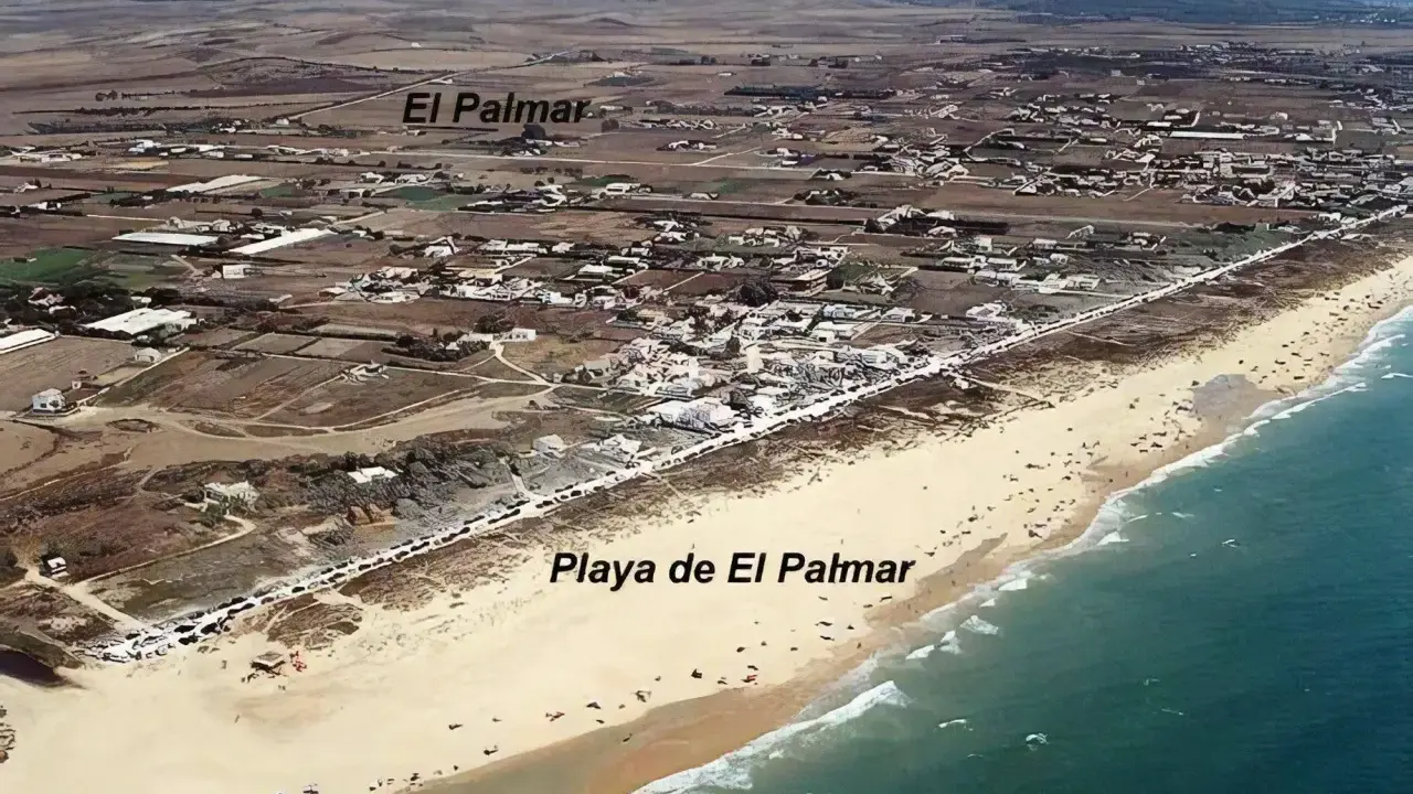 Luftaufnahme des Strandes von Vejer de la Frontera, Playa de El Palmar, mit dem Dorf El Palmar im Hintergrund.