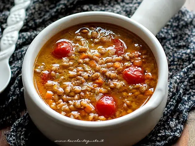 Minestra di Farro: Ricetta Classica e Varianti Salutari