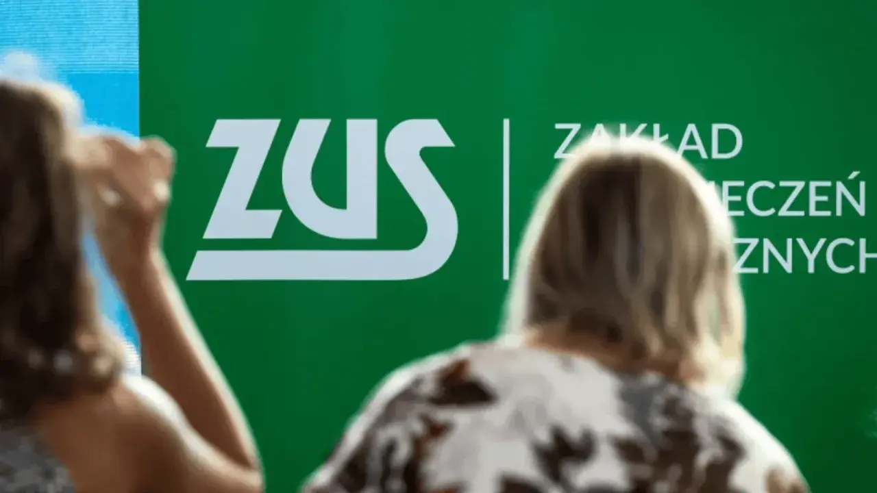 Ludzie słuchają o składce zdrowotnej 2026 przy zielonym logo ZUS.