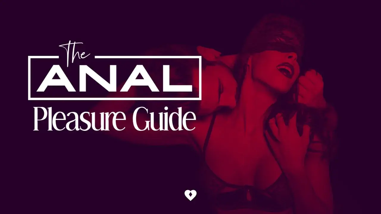 Kobieta w koronkowej opasce na oczy, zmysłowo wyginająca się. Tytuł "The ANAL Pleasure Guide" sugeruje eksplorację przyjemności, w tym masaż odbytu.