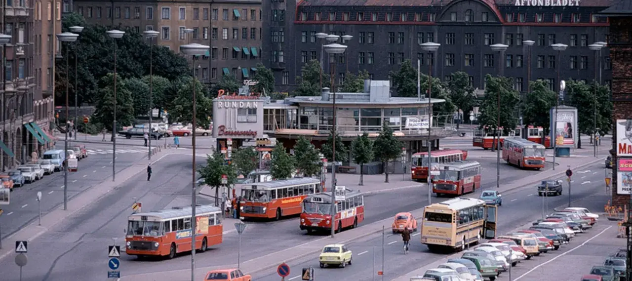 Trafikscen med bussar och bilar vid restauranger norra Bantorget.
