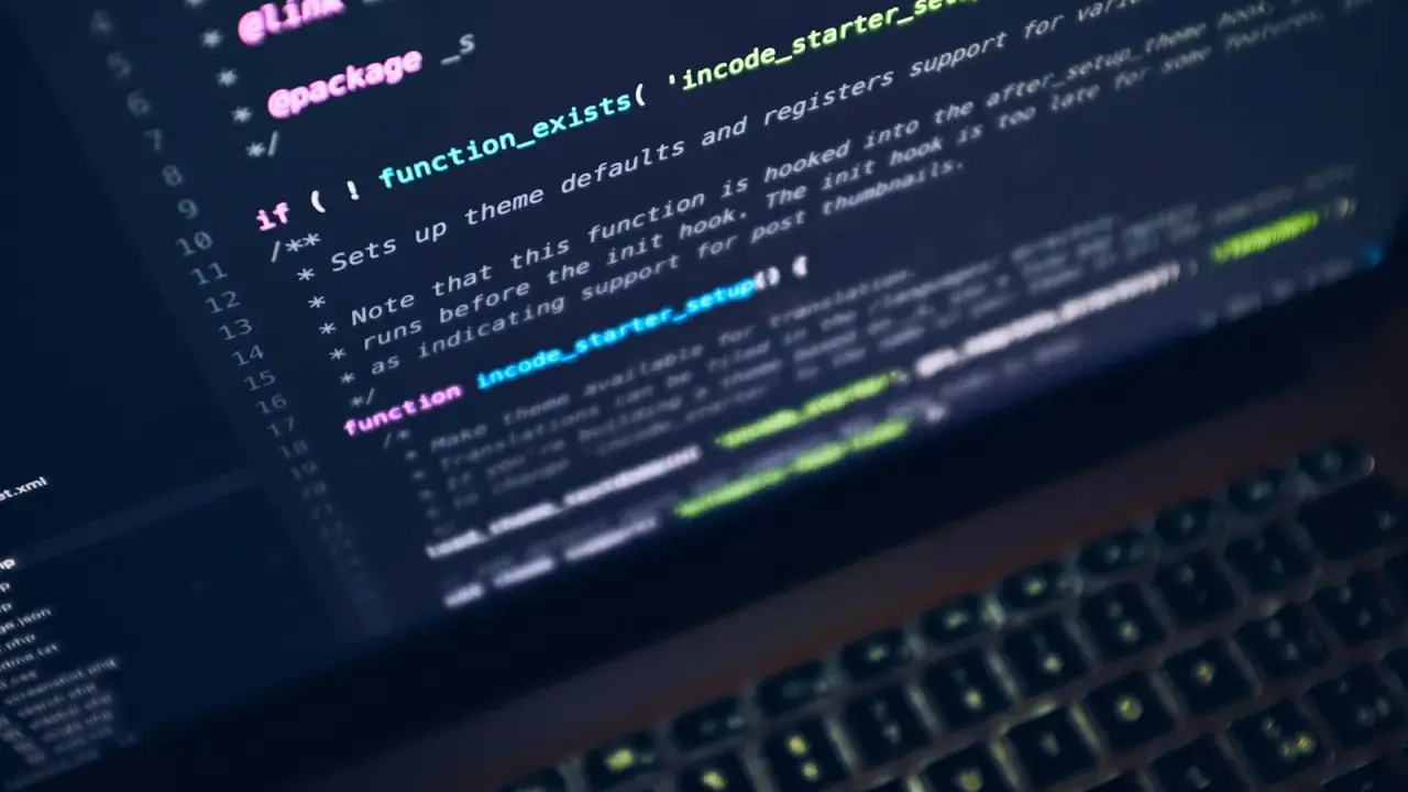 Kod źródłowy z funkcją `incode_starter_setup`, która obsługuje różne funkcje WordPressa. Widać fragmenty kodu, w tym warunek `if` i komentarze, sugerujące użycie `switch case` do zarządzania logiką.