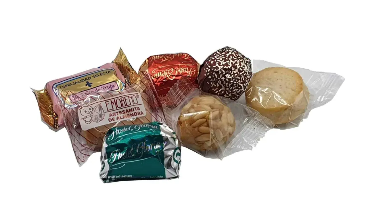 Deliciosos postres navideños: trufas, mazapanes y pasteles de gloria, perfectos para compartir en familia.