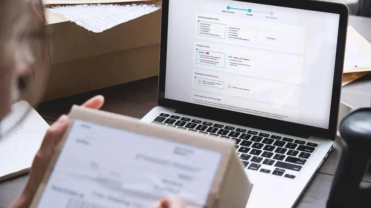 Osoba przygotowuje zwrot kurierem, wypełniając formularz na laptopie. Na ekranie widoczne są dane nadawcy i odbiorcy.
