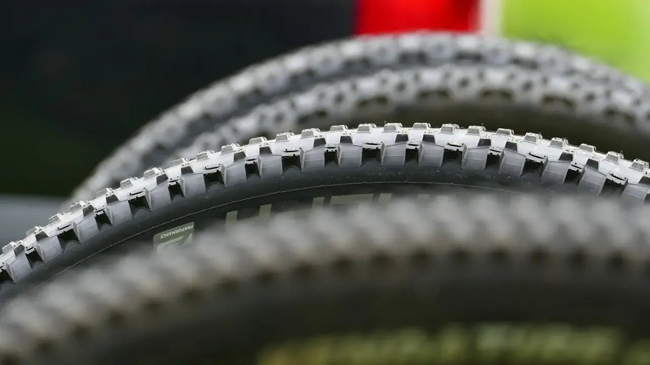 Głęboki bieżnik opon rowerowych, idealny do trudnego terenu. Zastanawiasz się, jakie opony do roweru wybrać?