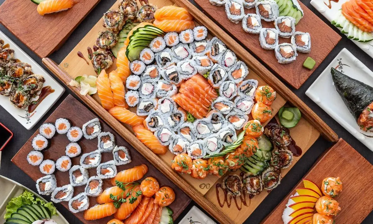 Bogactwo japońskiego jedzenia: sushi, nigiri, rolki z łososiem i awokado, a także temaki.